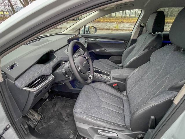 Kým väčšina elektromobilov dáva na obdiv svoje recyklované materiály, Elroq pôsobí veľmi hodnotne. Neurazí ani základným interiérom Studio so šedým čalúnením. Trinásťpalcový infotainment je štandardom.