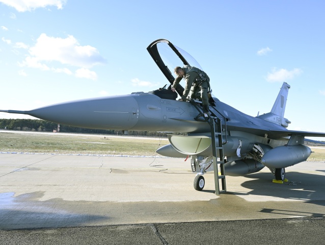 SR Kuchyňa Stíhačky F-16 Prílet BAX