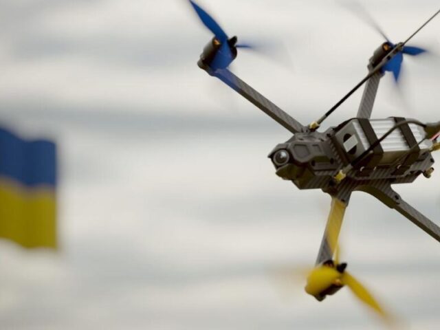Ukrajinský dron s vlajkou