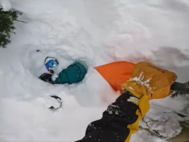 sneh, lyžiar, záchrana, snowboardista