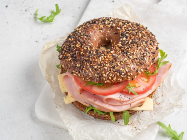Malé tajomstvo: Bagel nie je len pečivo s dierou. Čo ho ešte odlišuje od obyčajnej žemle?