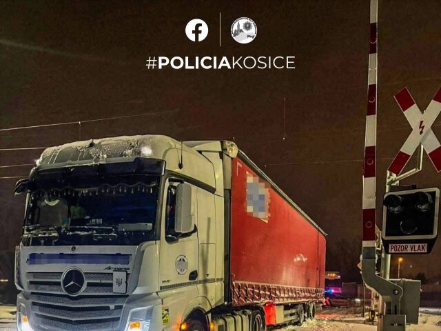 Polícia - kamión uviaznutý na priescestí 2026