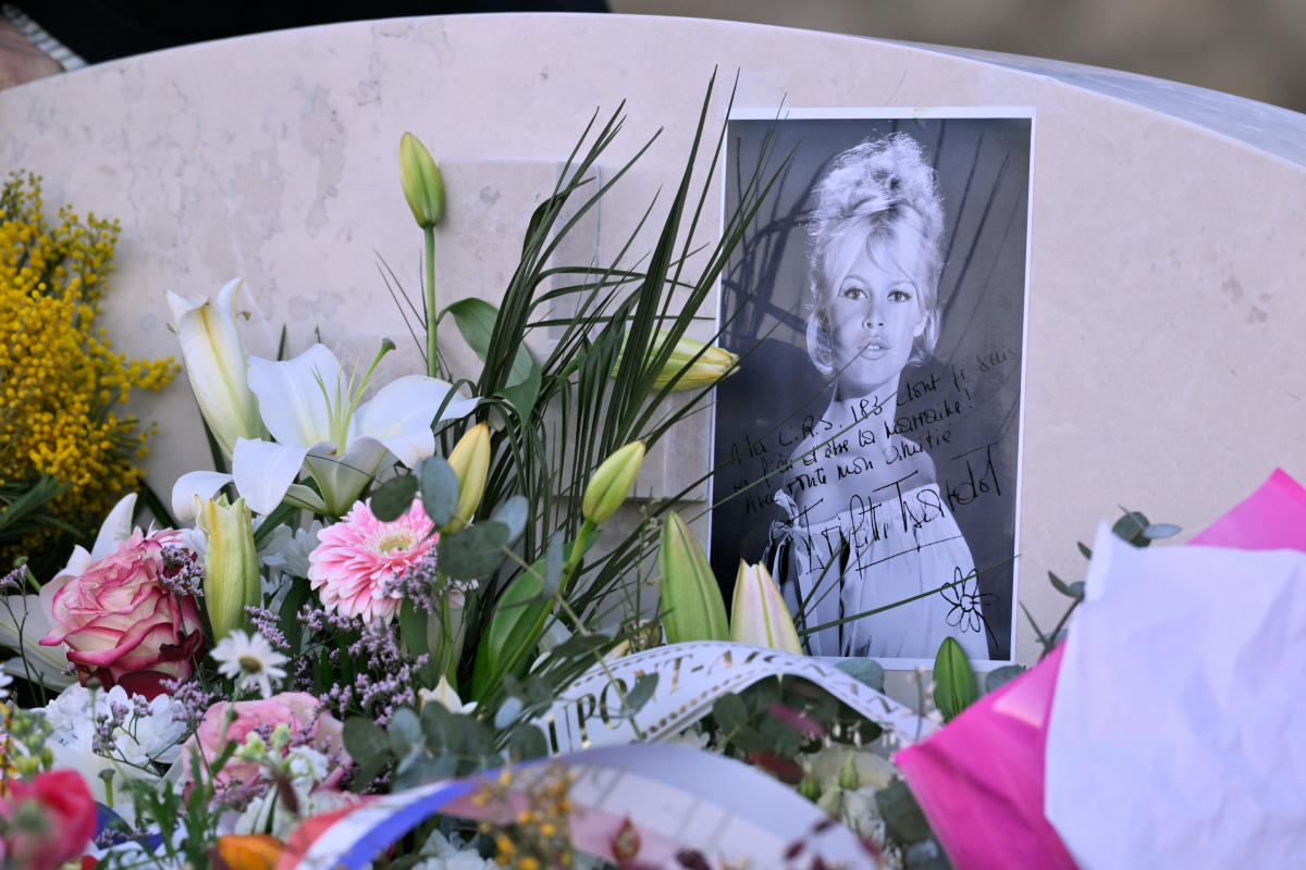 Fotografia herečky Brigitte Bardotovej na hrobe v Saint Tropez.