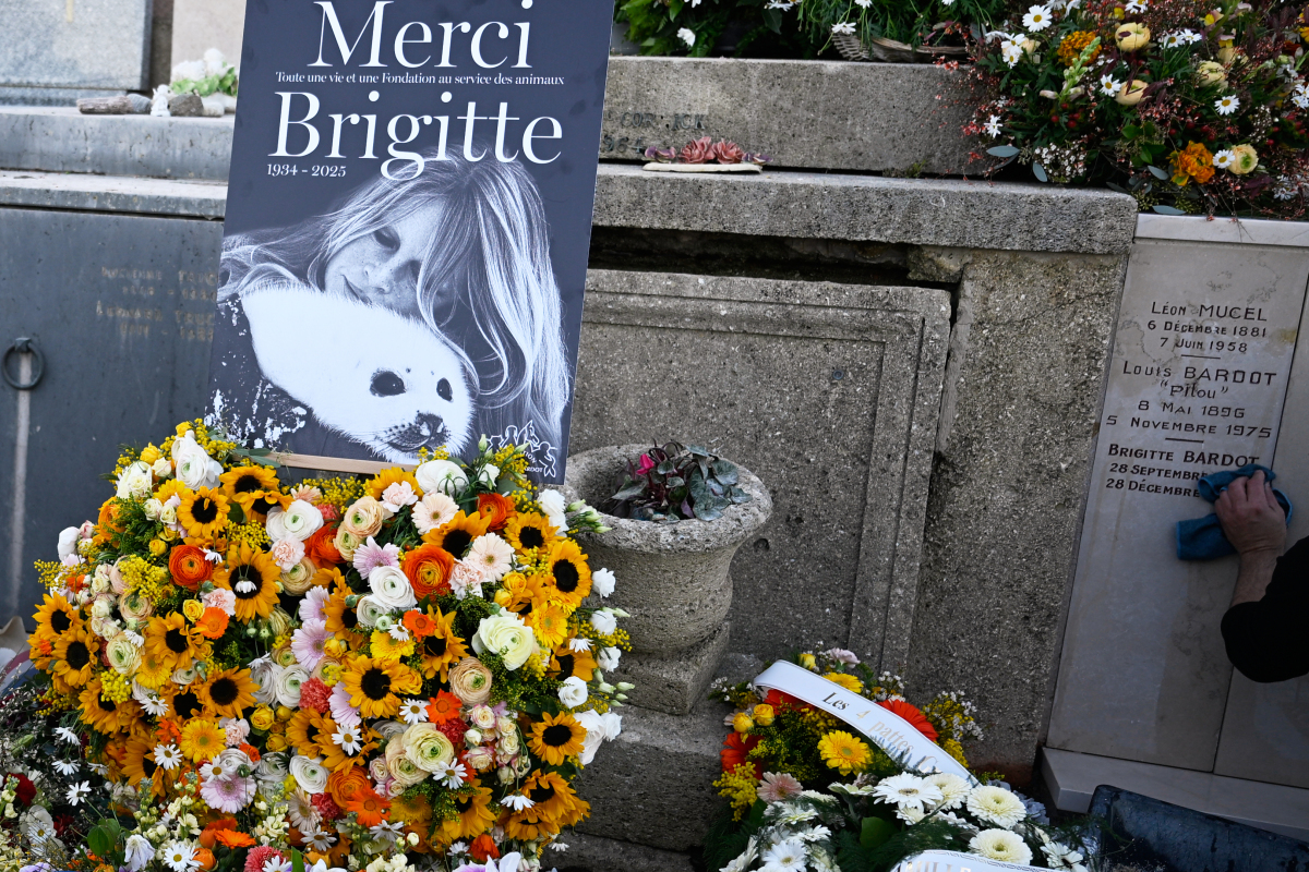 Herečka Brigitte Bardot zomrela vo veku 91 rokov, pochovali ju v Saint Tropez. 