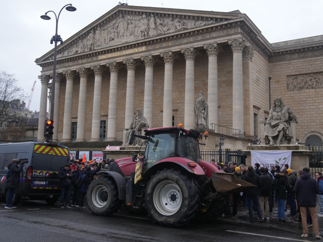 Francúzsko farmári protest Paríž traktory