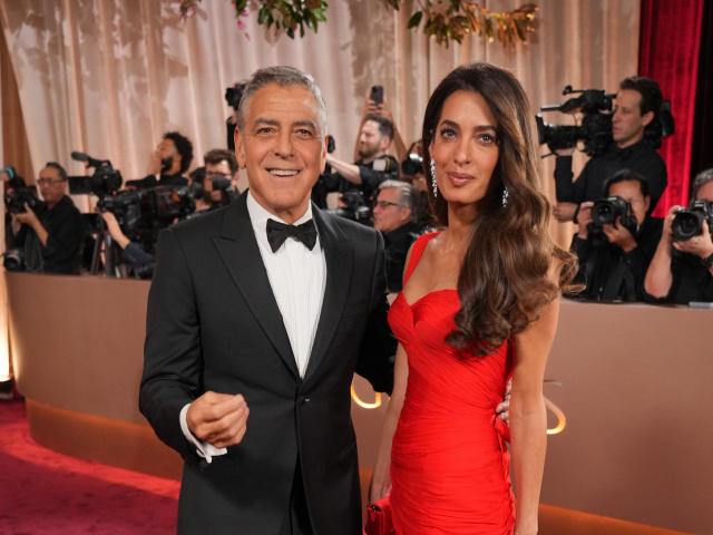 Herec George Clooney a jeho manželka Amal Clooney v archívnej róbe Balmain. 