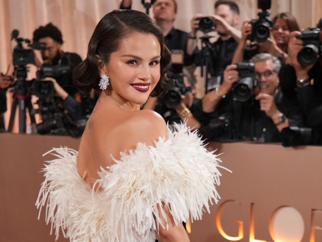 Herečka a speváčka Selena Gomez a jej úprava na cenách Zlatý glóbus. 