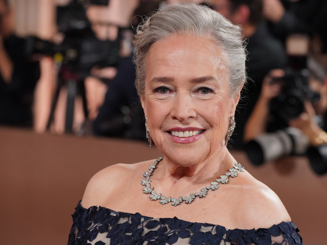 Herečka Kathy Bates (77) a jej úprava na cenách Zlatý glóbus. 