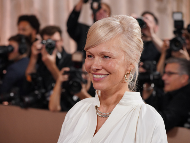 83rd Golden Globes - Herečka Pamela Anderson sa objavila v kreácii Ferragamo. 