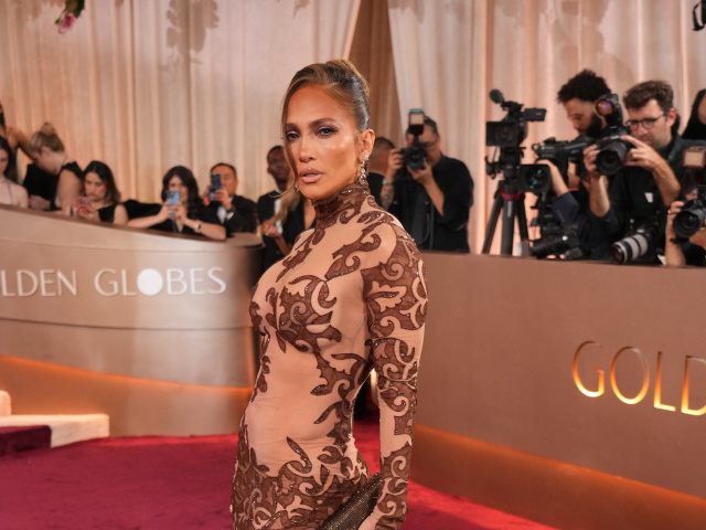Jennifer Lopez v archívnej kreácii na červenom koberci Zlatých glóbusov. 