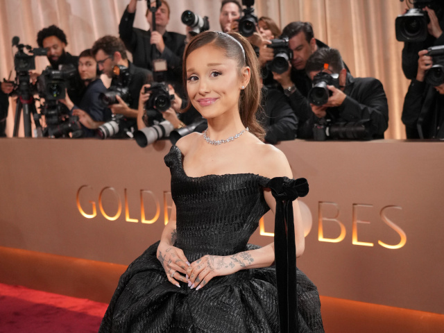 Speváčka a herečka Ariana Grande v róbe Vivienne Westwood. 