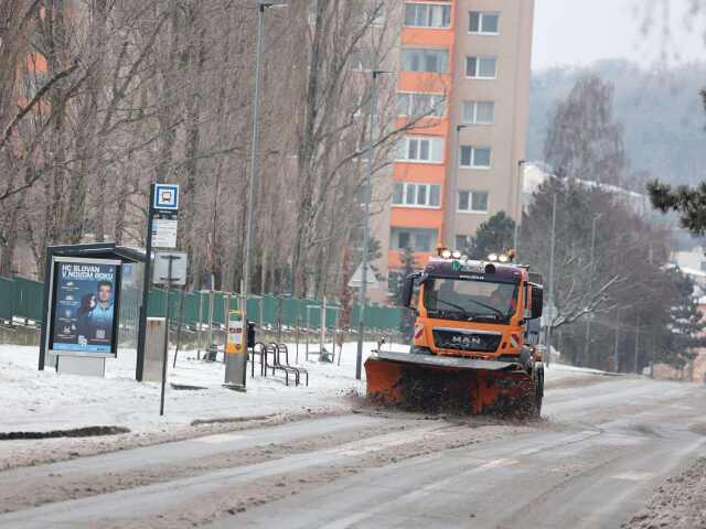 Bratislava, sneh, poľadovica, pluh