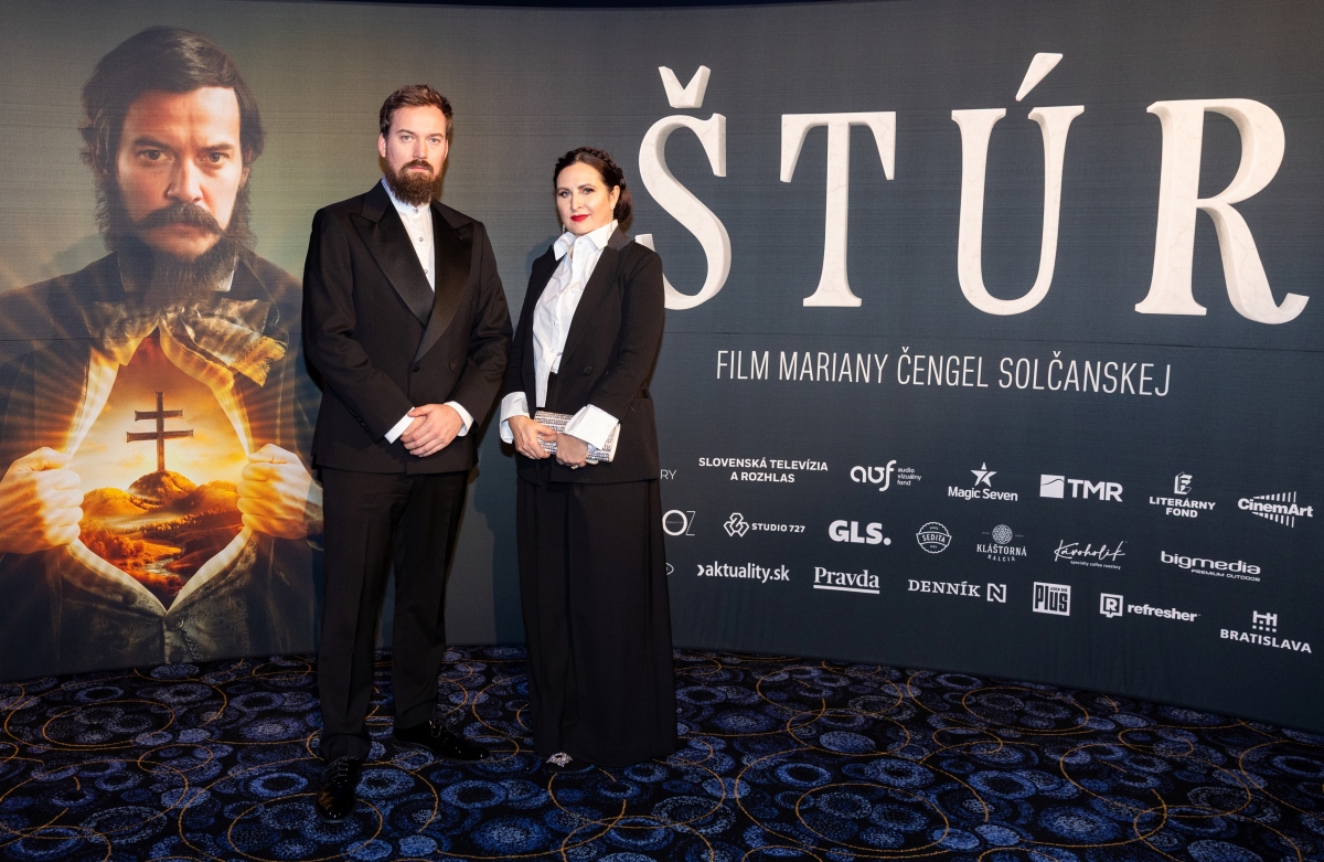 Lukáš Pelč hrá Ľudovíta Štúra. Na snímke aj s režisérkou filmu Marianou Čengel Solčanskou
