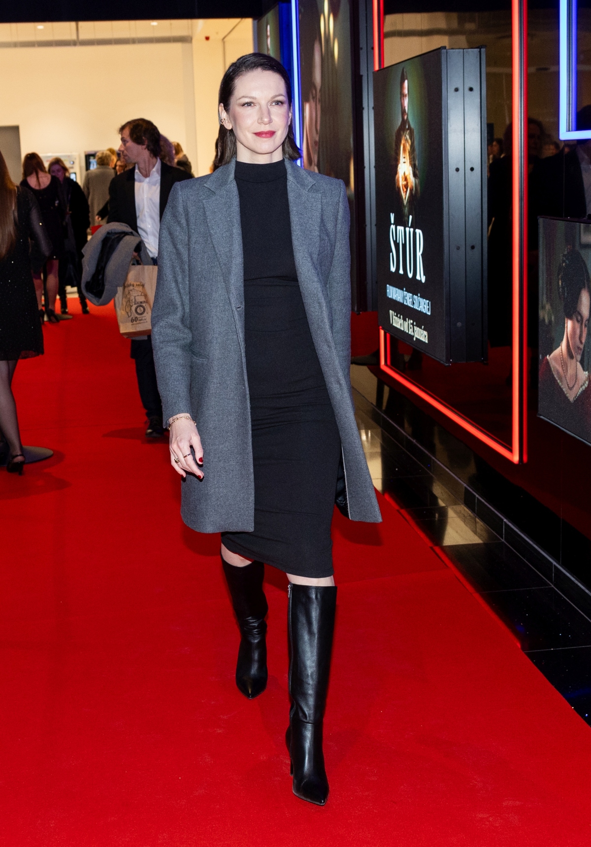 Speváčka Zuzana Smatanová prichádza na premiéru filmu Štúr. 