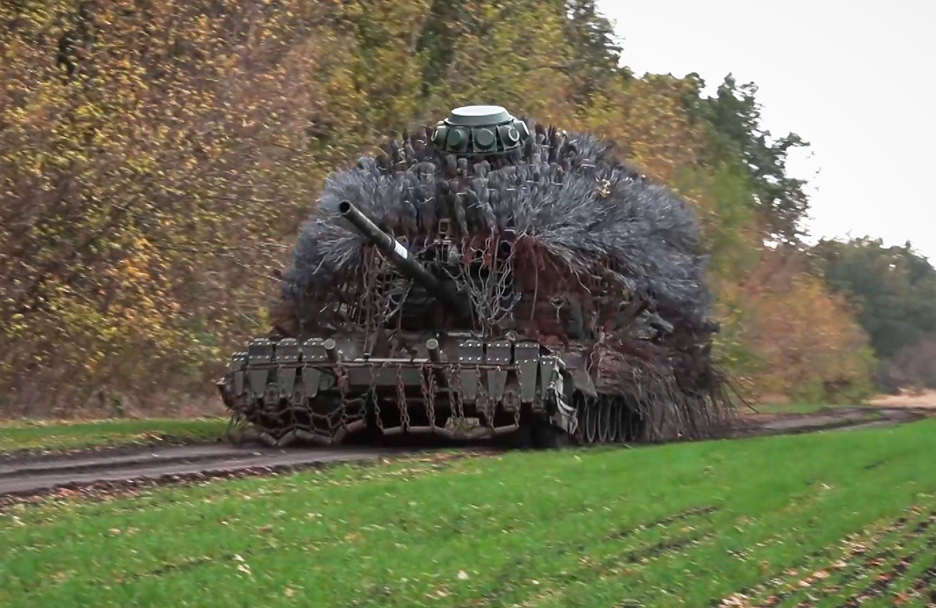 Tzv. 'korytnačí tank'. Fenomén moderného bojiska, ktorý je symbolický pre ruskú vojnu proti Ukrajine. Daňou za túto ochranu je takmer nulová možnosť otáčať vežou a výrazne zhoršený výhľad posádky.