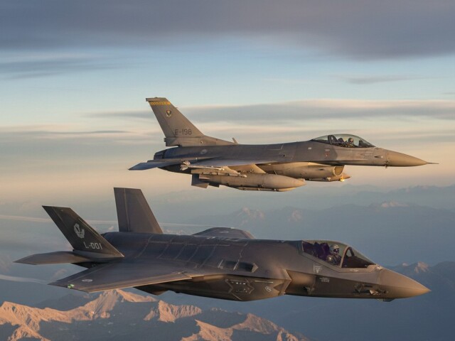 Lietadlá F-16 a F-35 - obrázok vytvorený AI