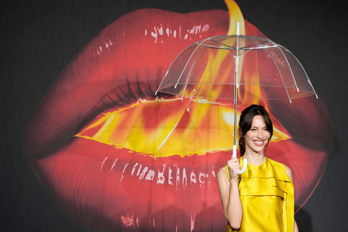 Herečka Rebecca Hall na slávnostnej premiére seriálu Krása v Ríme. 