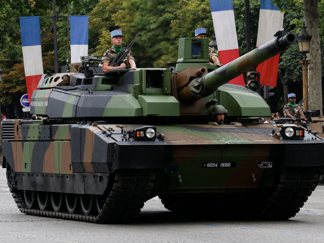 Francúzsky tank Leclerc na vojenskej prehliadke 14. júla 2014 v Paríži