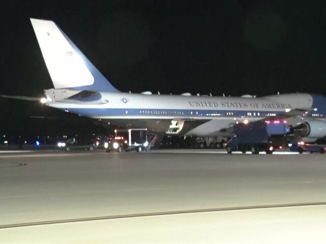 Trump, lietadlo, návrat, Air Force One, video Reuters
