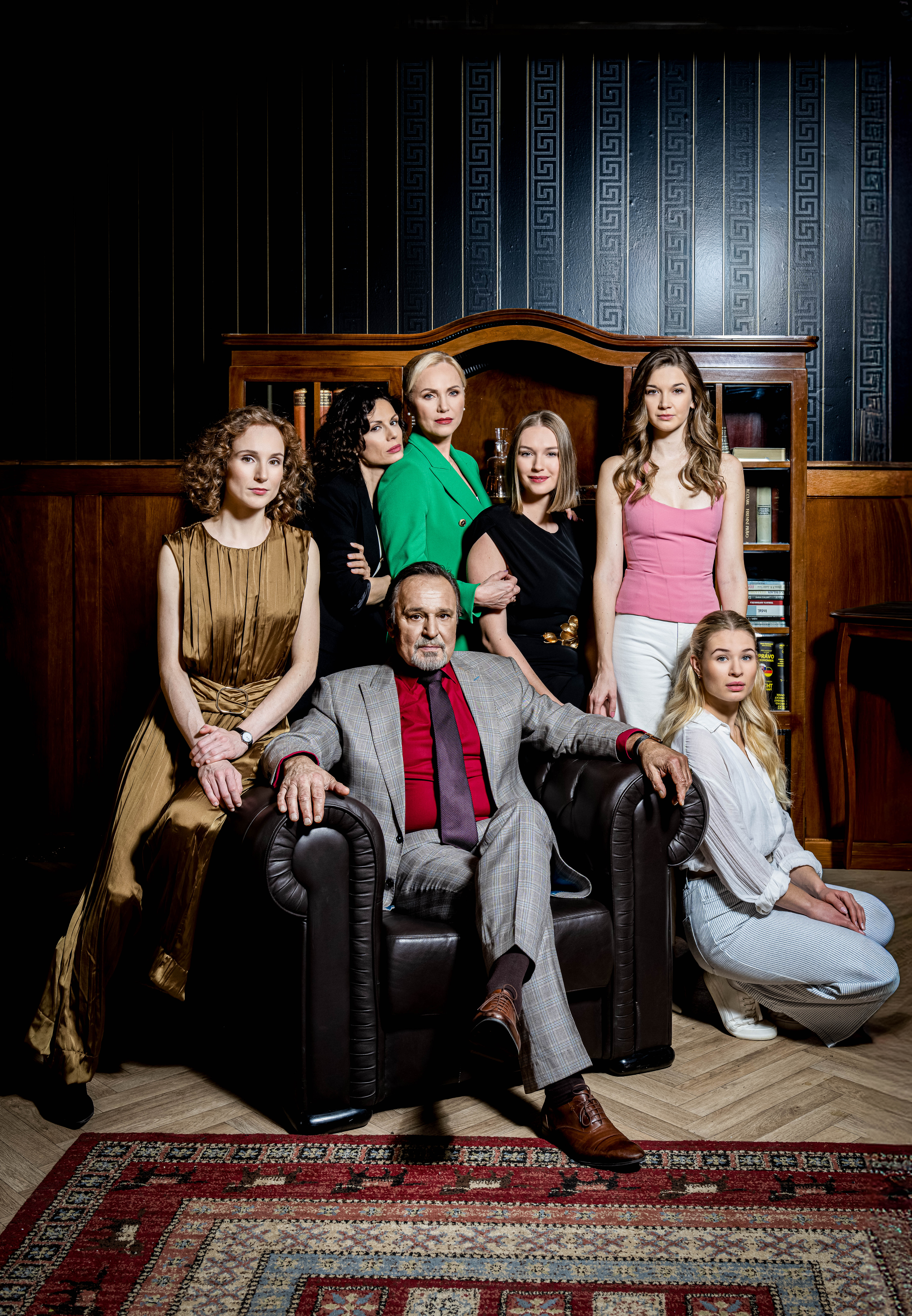 Rodina Kráľovičovcov: otec Edgar, majiteľ liehovaru (Jozef Vajda), nad ním manželka  Miriam (Henrieta Kecerová) a dcéry Izabela (Kristína Turjanová),  Mína (Veronika Mészárosová), Alžbeta (Viktória Petrášová) a po bokoch dve slúžky so zvláštnym postavením v dome: vľavo Diana (Jana Kvantiková), vpravo Valentína (Emily Bédi Drobňáková).