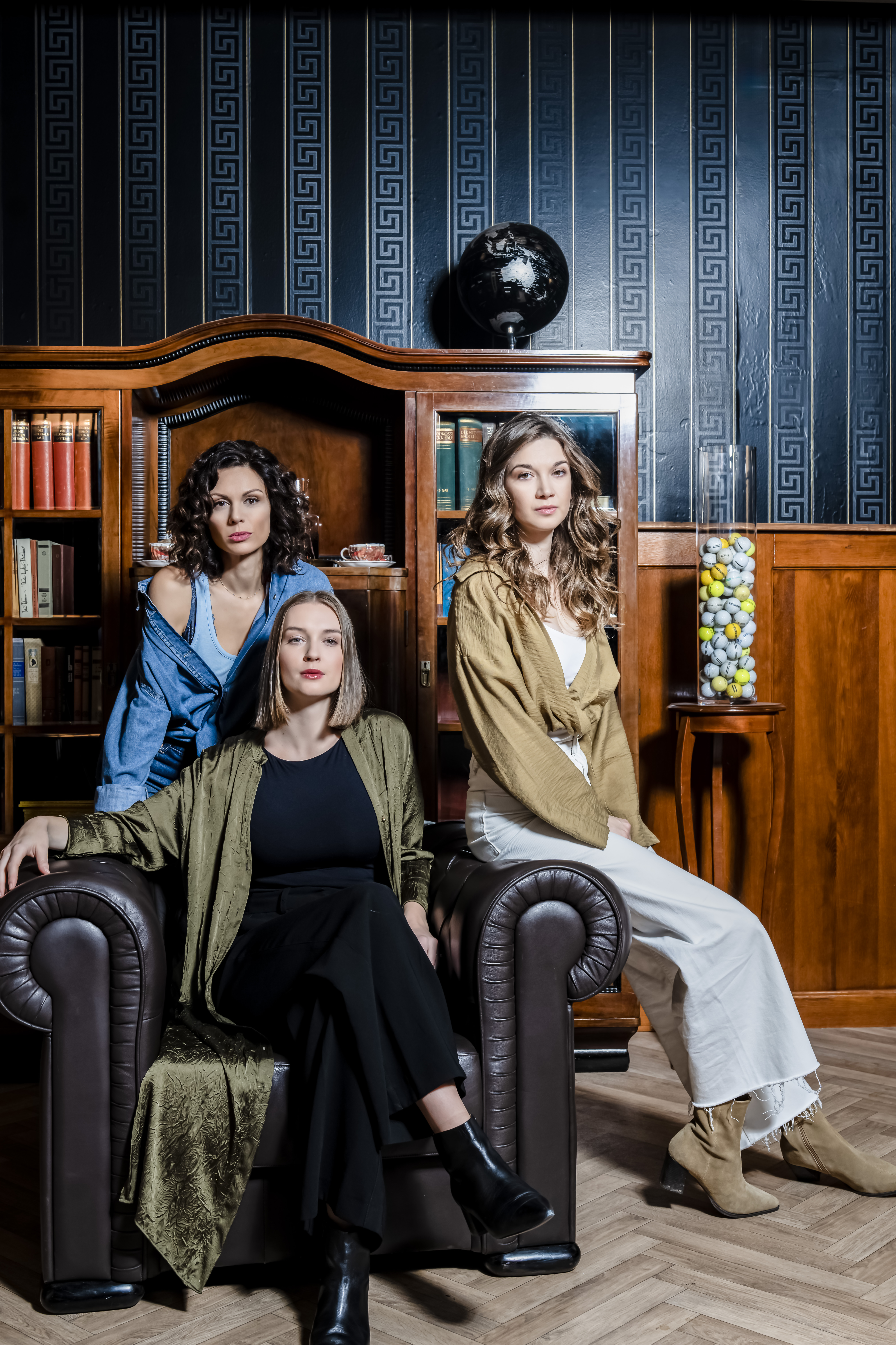 Tri dcéry Edgara Kráľoviča - v strede Mína (Veronika Mészárosová) , nad ňou Izabela (Kristína Turjanová) a Alžbeta (Viktória Petrášová).