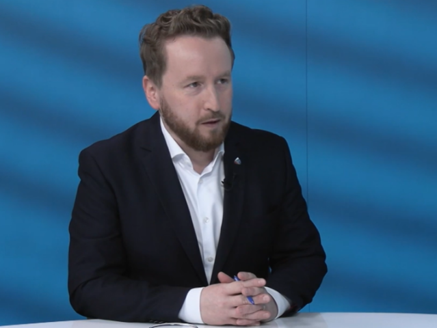 Martin Kontúr, Ide o peniaze