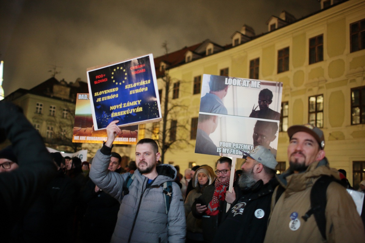 Protest / mladí Maďari / Benešove dekréty /