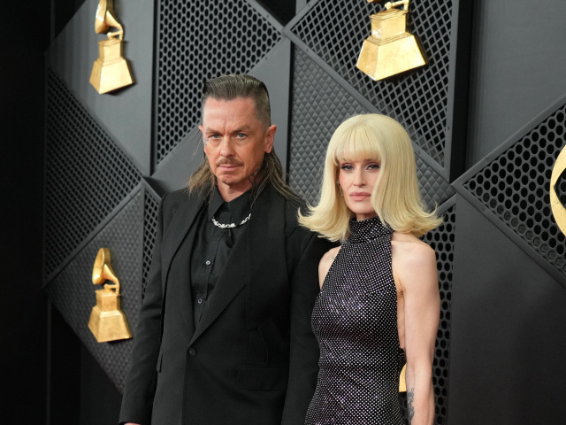 Kelly Osbourne sa objavila na červenom koberci s manželom Sidom Wilsonom.