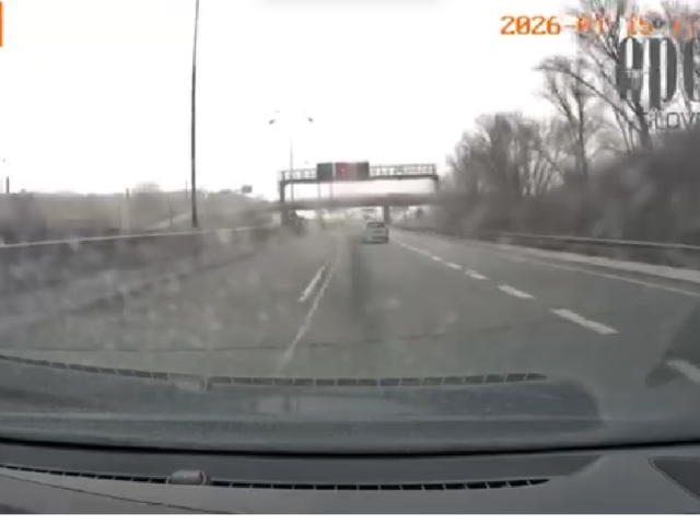 nebezpečná jazda, hazard, auto, diaľnica, polícia SR