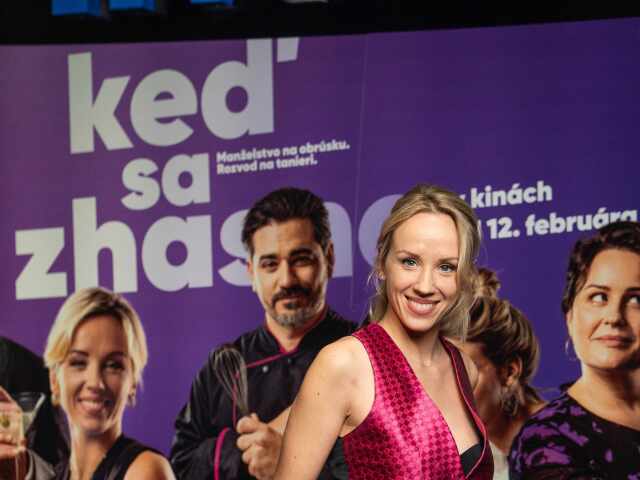 Česká herečka Petra Hřebíčková na premiére komédie Keď sa zhasne. 