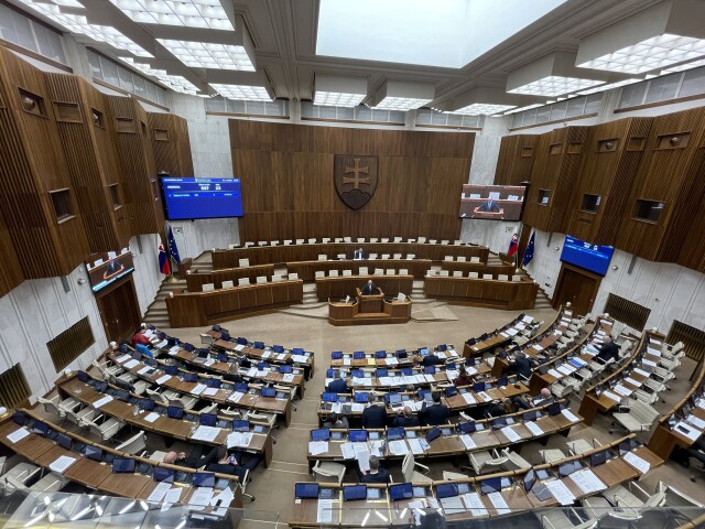 poslanecká účasť na schôdzi k odvolávaniu ministrov