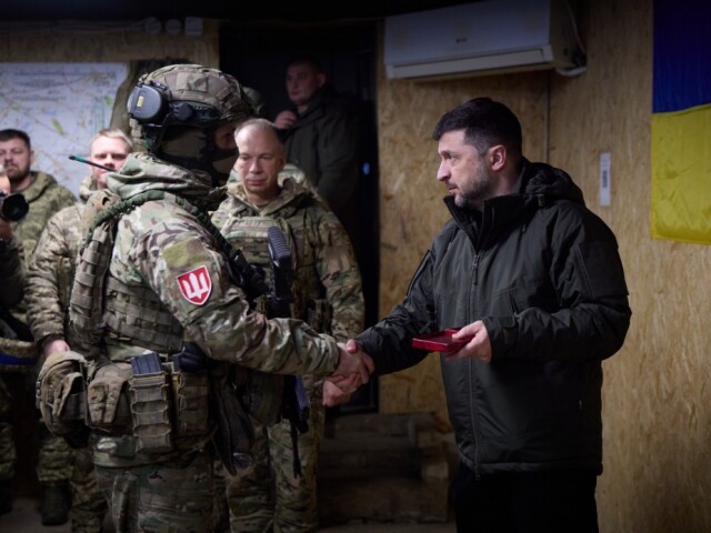 Volodymyr Zelenskyj a Oleksandr Syrskyj 12. decembra 2025 v Charkovskej oblasti