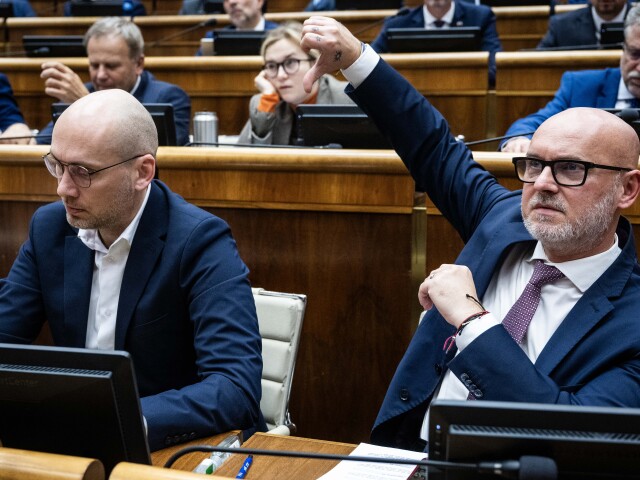 Poslanci za SaS Karol Galek a Branislav Gröhling