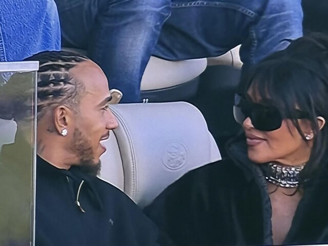 Superhviezda Kim Kardashian a pretekár Lewis Hamilton počas Super Bowl v hľadisku.