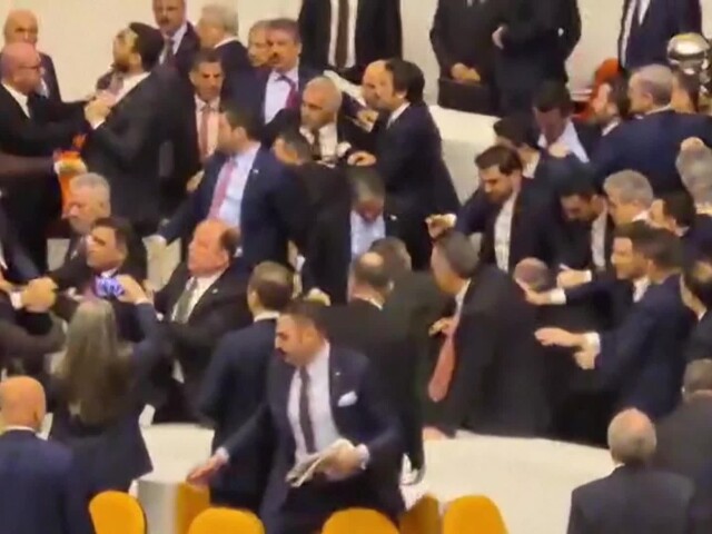 bitka v tureckom parlamente, Reuters - NEPOUŽÍVAŤ