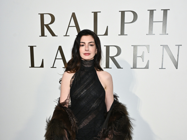 Herečka Anne Hathaway pred prehliadkou Ralph Lauren Jeseň/Zima 2026.
