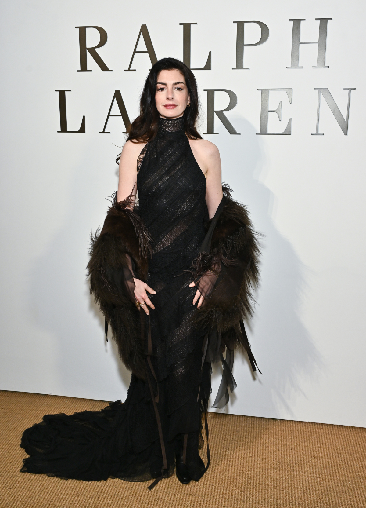 Herečka Anne Hathaway pred prehliadkou Ralph Lauren Jeseň/Zima 2026.