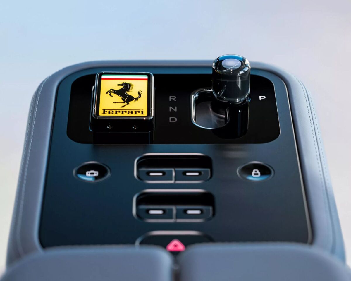 Ferrari Luce - interiér 2026