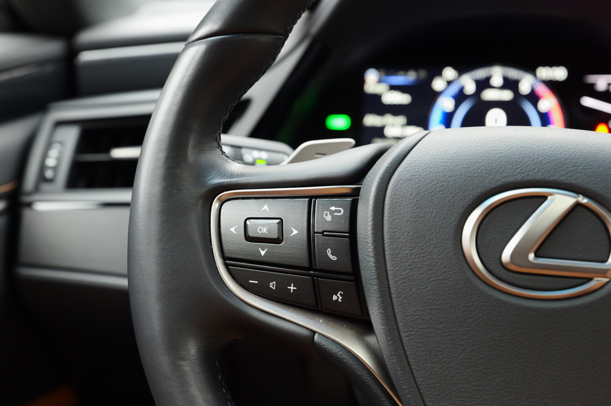 Lexus ES Legacy Edition - test 2025