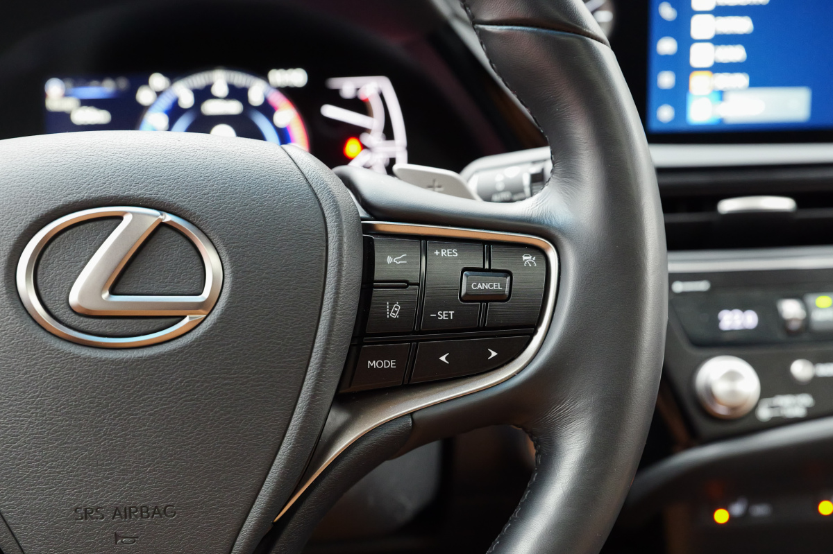 Lexus ES Legacy Edition - test 2025