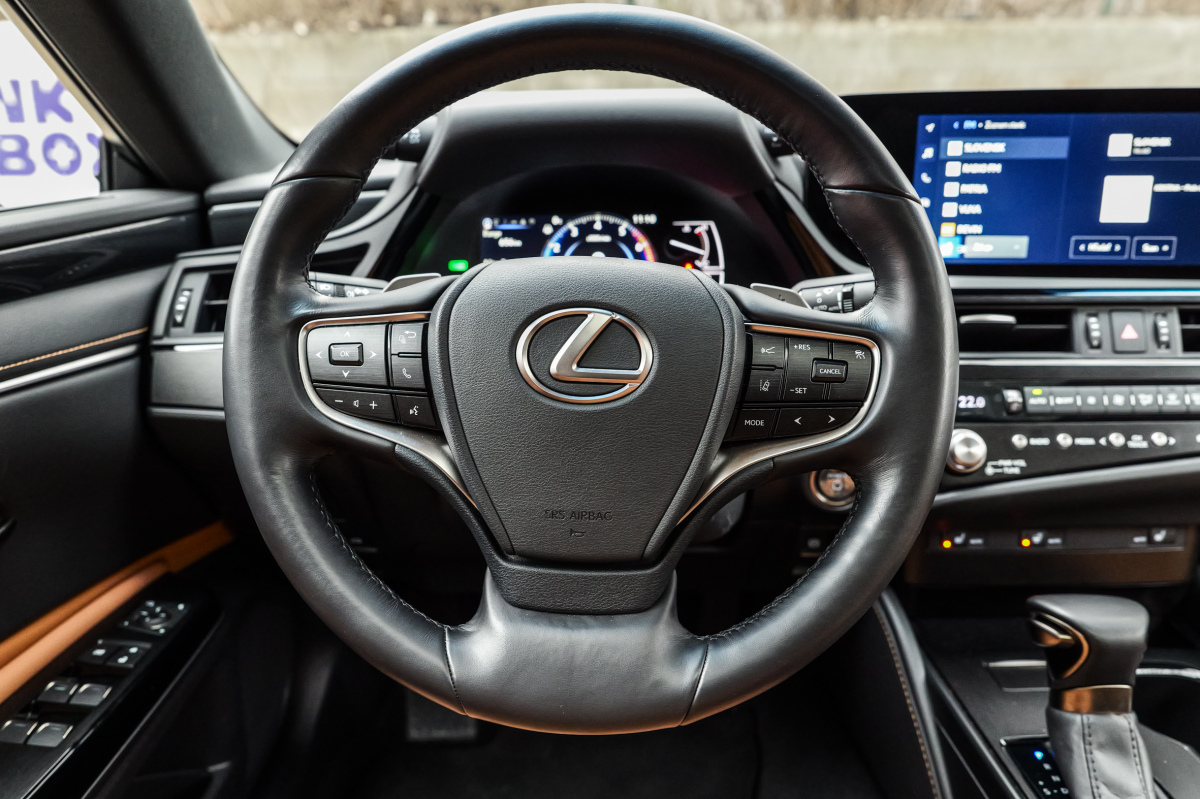Lexus ES Legacy Edition - test 2025