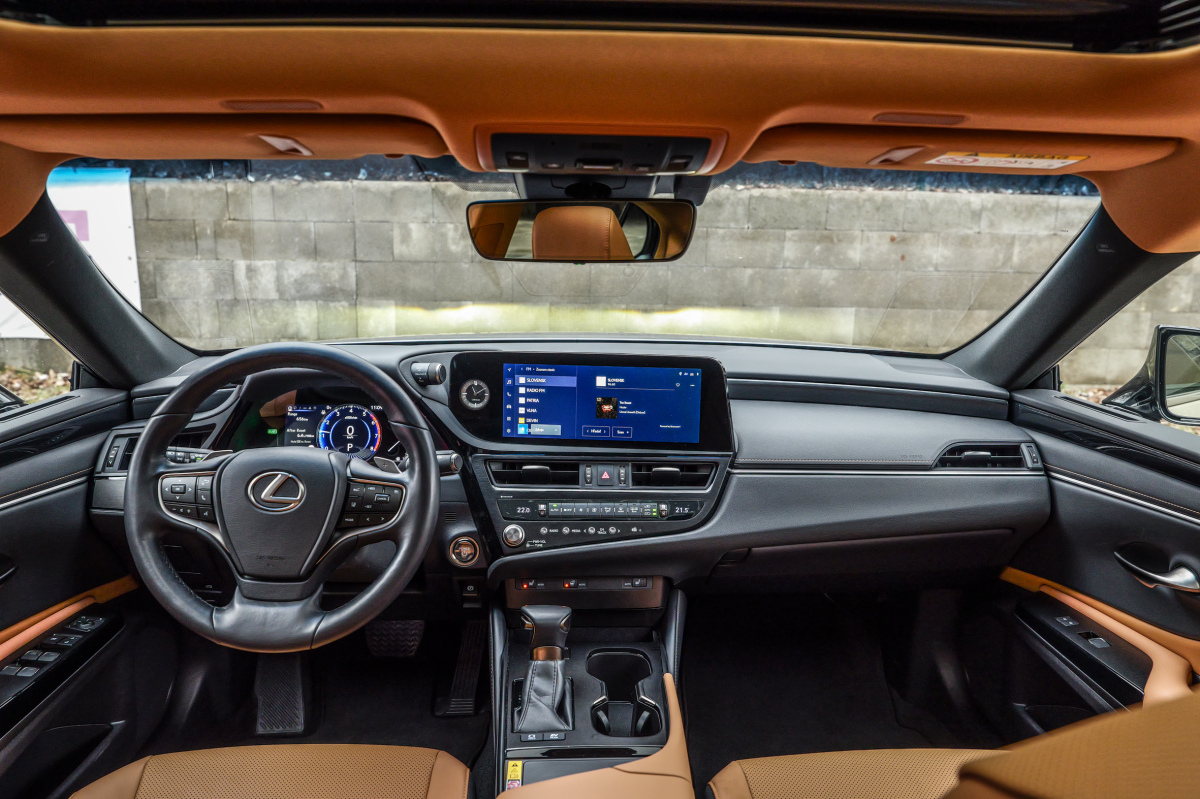 Lexus ES Legacy Edition - test 2025