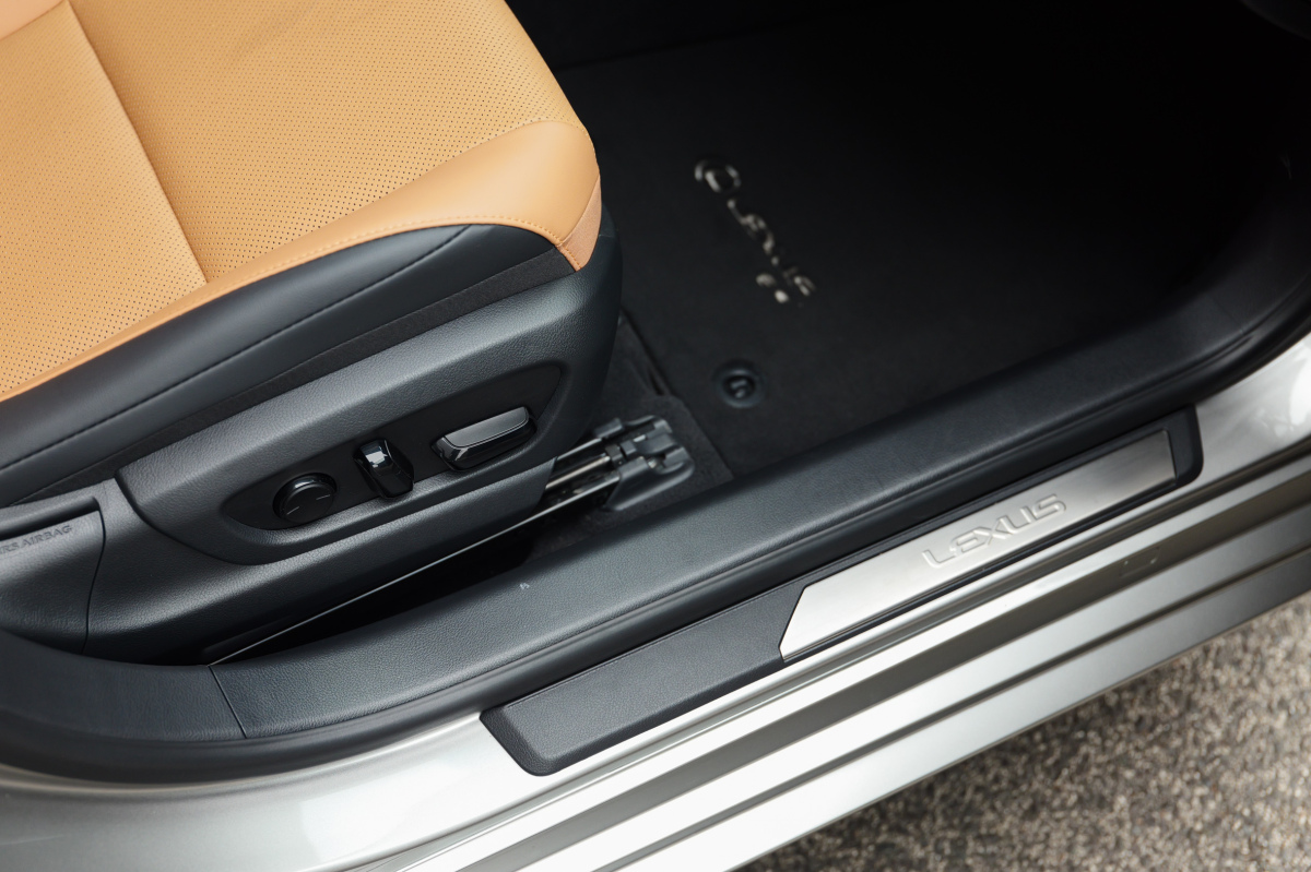 Lexus ES Legacy Edition - test 2025