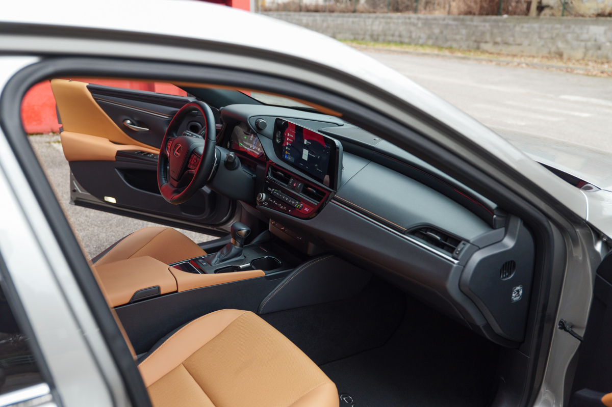 Lexus ES Legacy Edition - test 2025