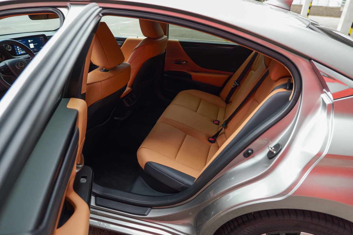 Lexus ES Legacy Edition - test 2025