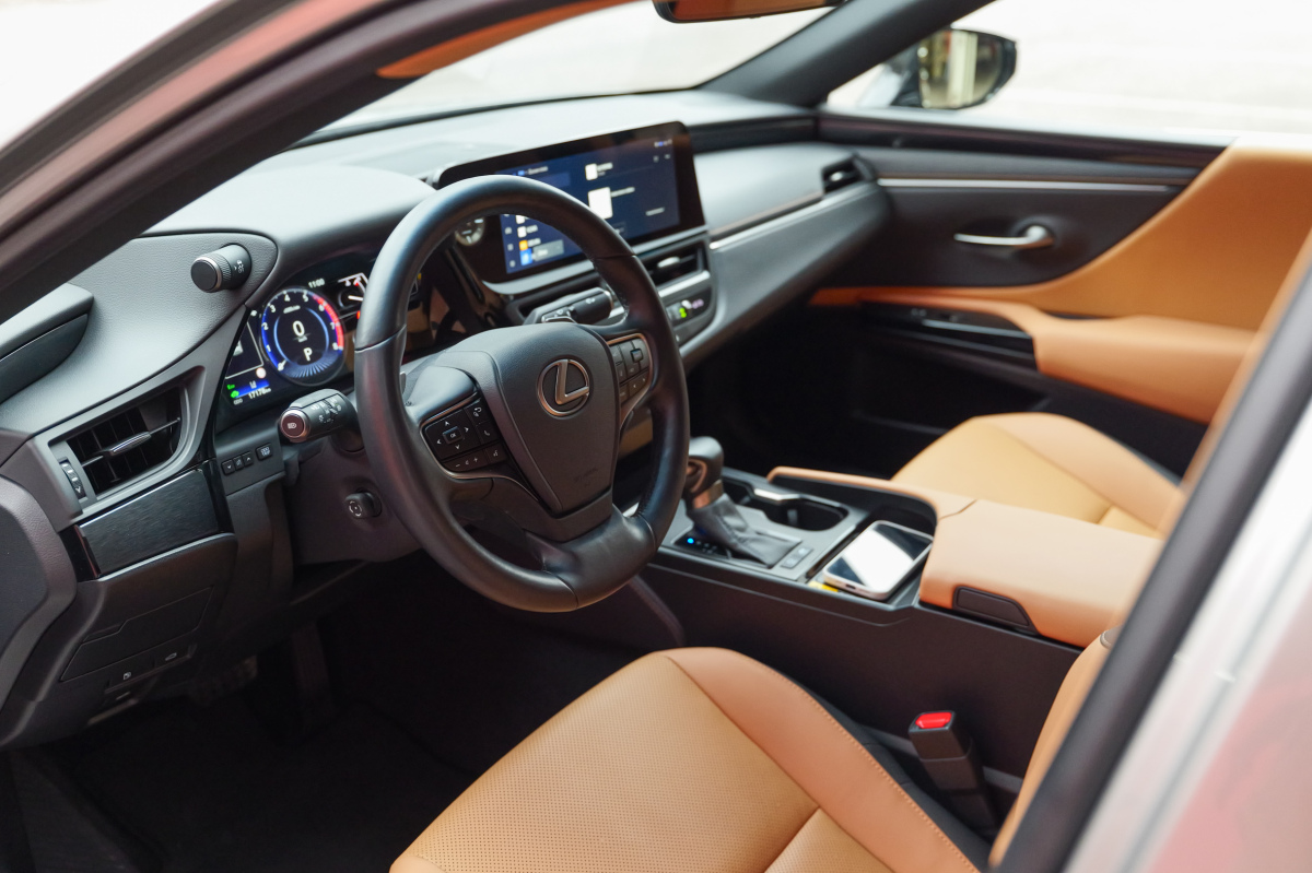 Lexus ES Legacy Edition - test 2025