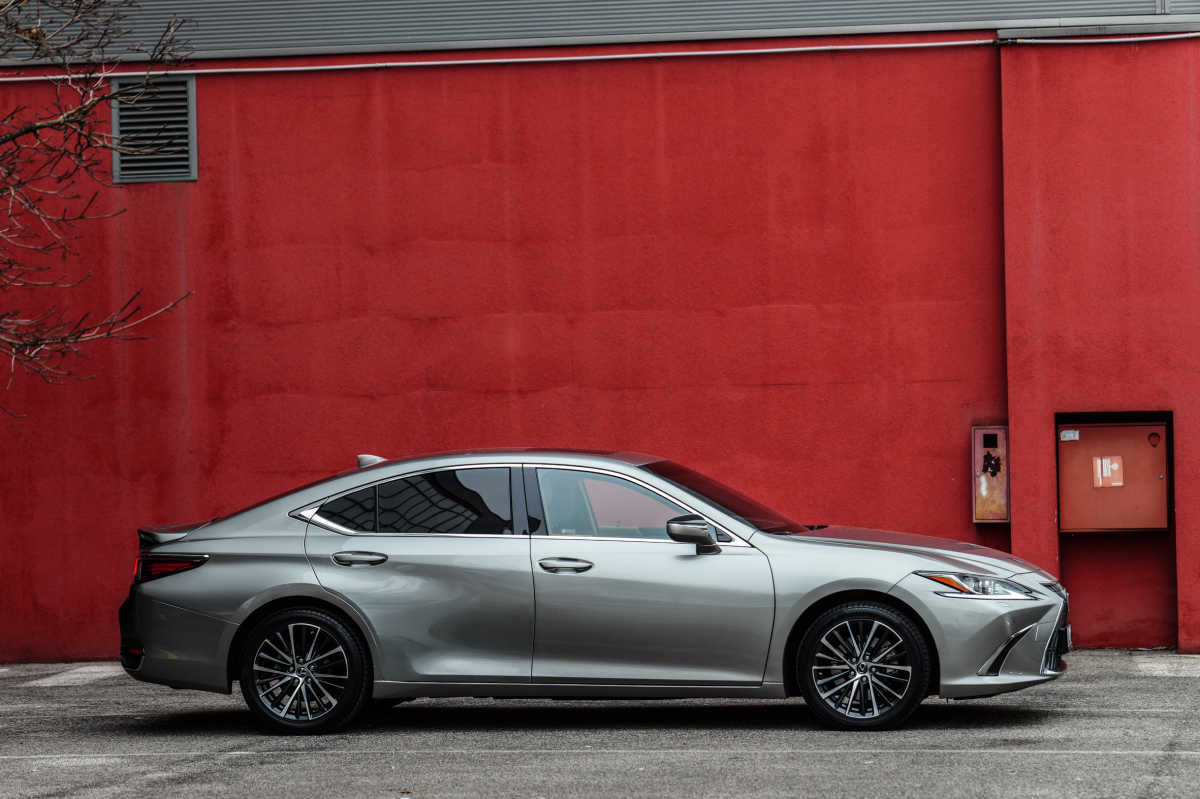Lexus ES Legacy Edition - test 2025