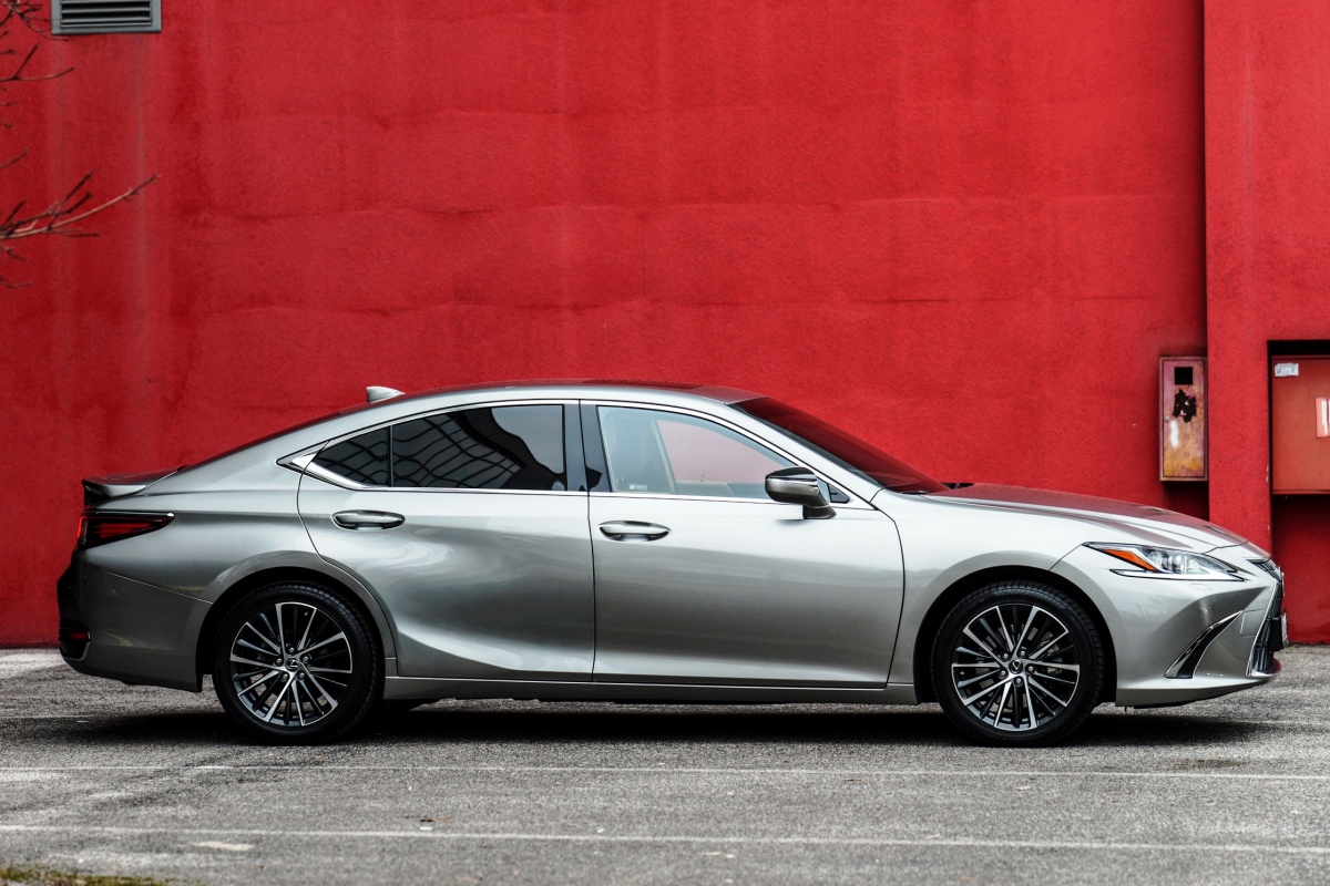 Lexus ES Legacy Edition - test 2025