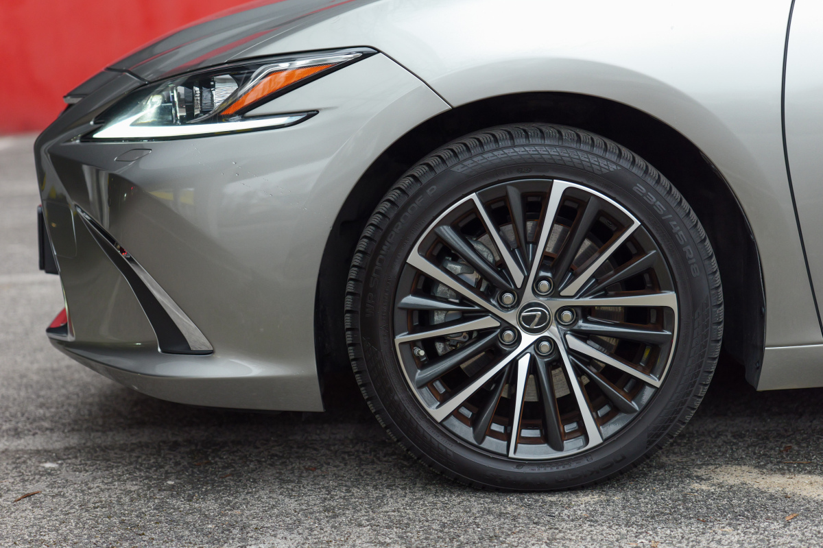 Lexus ES Legacy Edition - test 2025