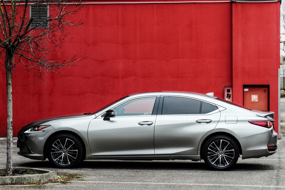 Lexus ES Legacy Edition - test 2025